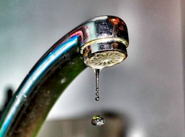 Denuncias por mal olor y turbiedad del agua potable en las comunas de Las Condes y La Reina