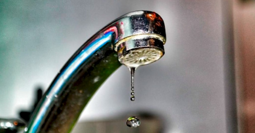 Denuncias por mal olor y turbiedad del agua potable en las comunas de Las Condes y La Reina