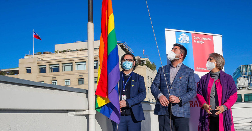 Bandera del Orgullo es izada en la Dirección del Trabajo