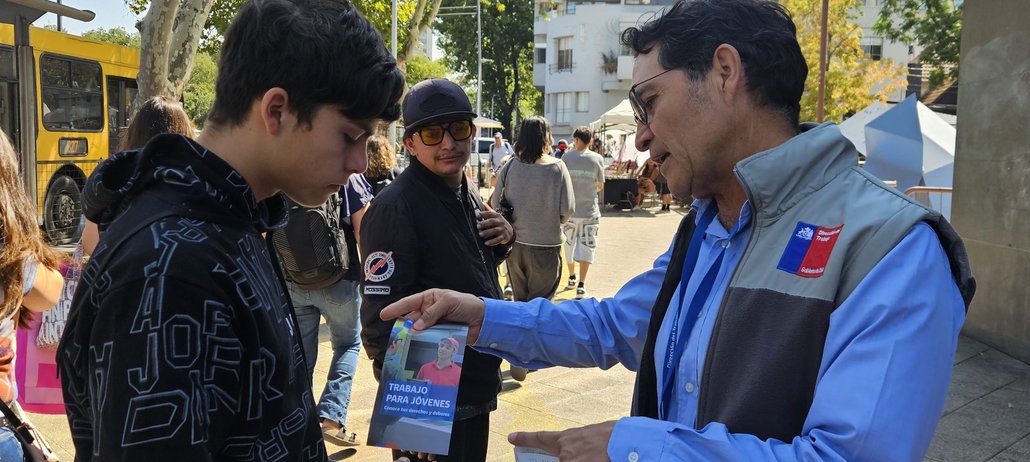 Dirección del Trabajo difunde derechos laborales de jóvenes que se emplean durante el verano