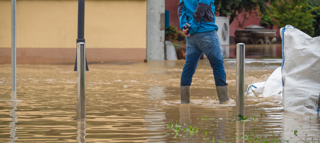 Hombre camina sobre terreno inundado por temporal