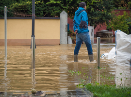 Hombre camina sobre terreno inundado por temporal