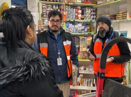 Los fiscalizadores de la ICT Santiago Poniente entrevistan a una trabajadora.