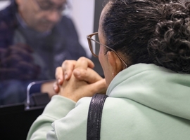 Usuaria narra su caso ante funcionario DT.